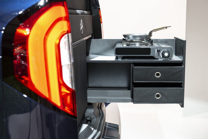 Das Marco-Polo-Modul bietet einen Gaskartuschenkocher und Platz für Lebensmittel und Geschirr. (Bild: Mercedes)